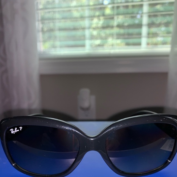 *SOLD*. Ladies Ray-Ban Sunglasses and Case - Picture 7 of 8